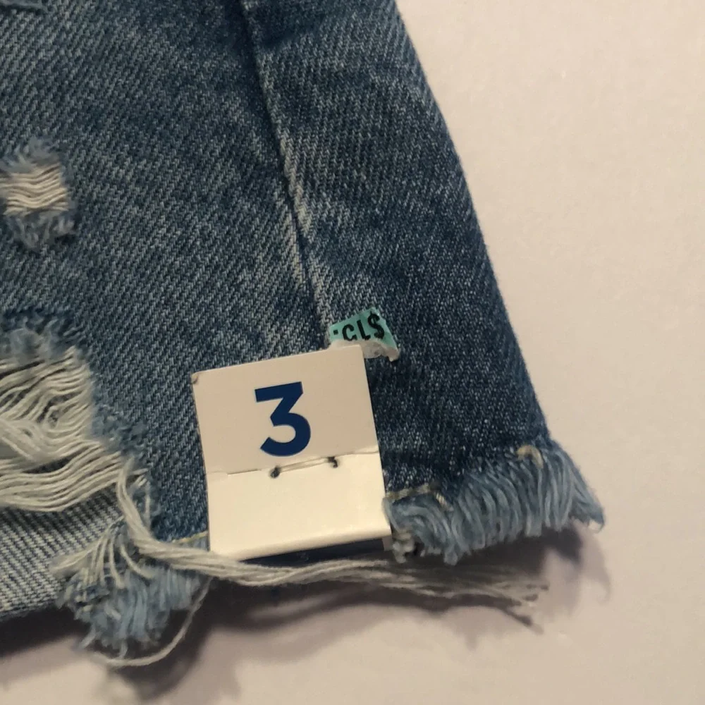 Woman’s distressed hi-rise shorts - Picture 6 of 9